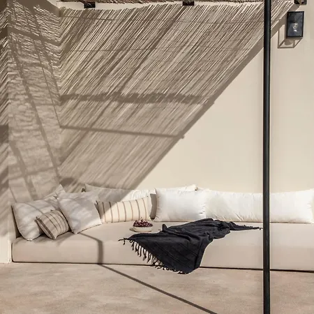 Bozonos - Beachfront Simplicity With Heated Pool * Amoudi