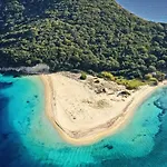 Bozonos - Beachfront Simplicity With Heated Pool * Ammoudi