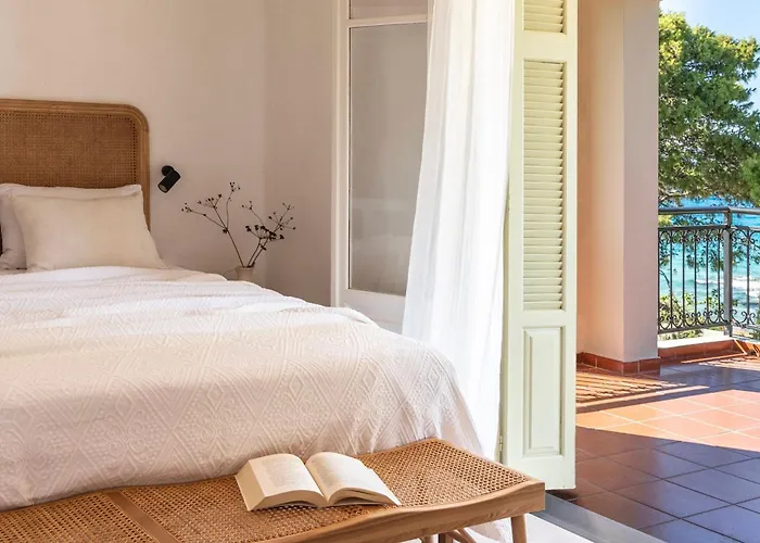 Villa Bozonos - Beachfront Simplicity With Heated Pool Ammoudi